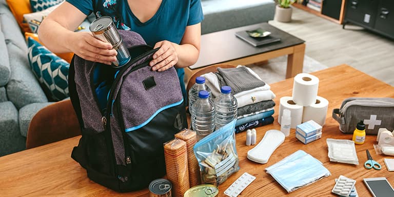 Saiba o que deve incluir no seu kit de alimentos não perecíveis para estar preparado em caso de emergência.

