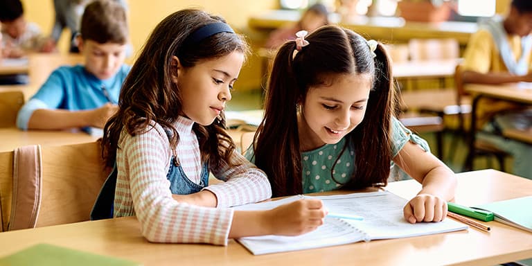 Os manuais escolares gratuitos são uma ótima forma de conseguir poupar algum dinheiro no regresso às aulas. Saiba como e quan