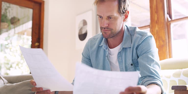 Conheça 12 estratégias eficazes para reduzir gastos em casa e ainda conseguir criar uma poupança mensal para o futuro.
