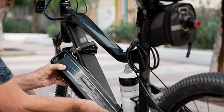 O seguro para bicicleta elétrica é obrigatório, mas apenas em alguns casos. Saiba que situações estão abrangidas e que cuidad