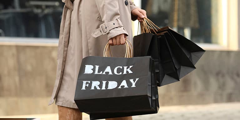 Descubra como fazer compras inteligentes na Black Friday com as dicas de Carina Meireles, especialista em Finanças Pessoais.
