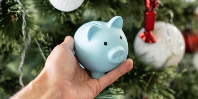 Descubra 24 dicas para poupar no Natal e aproveitar a magia da época sem desequilibrar o seu orçamento familiar. 
