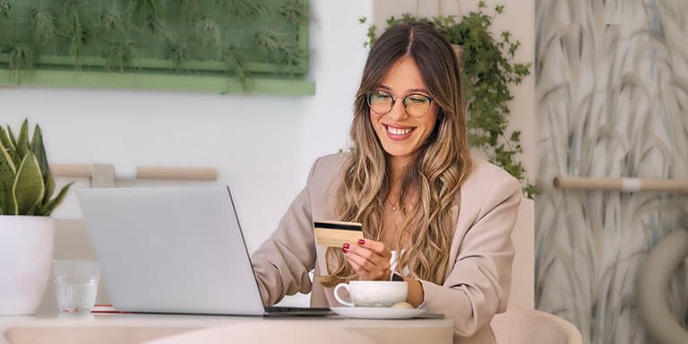 Comprar pela internet é fácil e cómodo, mas será que faz compras online seguras? Conheça os seus direitos, os cuidados a ter 