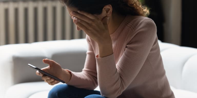 As chamadas de spam são cada vez mais recorrentes. Saiba como as identificar e evitar para não ser alvo de burlas.
