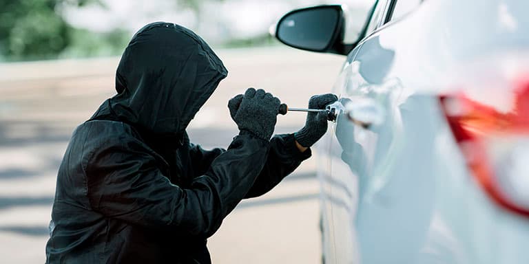 Se está a ponderar contratar um seguro contra furto e roubo para o seu carro, saiba como funciona e o que deve ter em conside