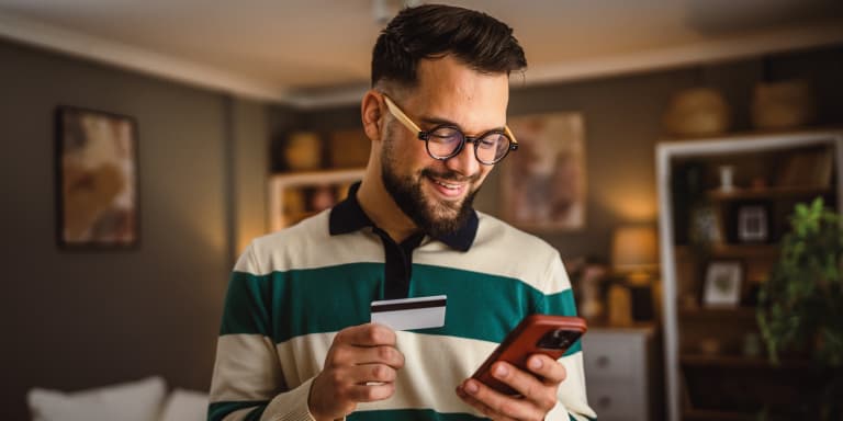 Saiba o que são, como funcionam os cartões de crédito com cashback e o que deve ter em conta para escolher a melhor opção. 
