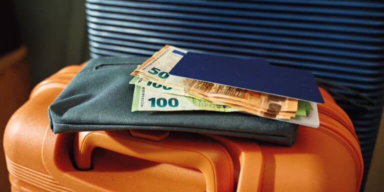 Não sabe como juntar dinheiro para as férias? Descubra as nossas dicas de poupança e comece já a amealhar. 
