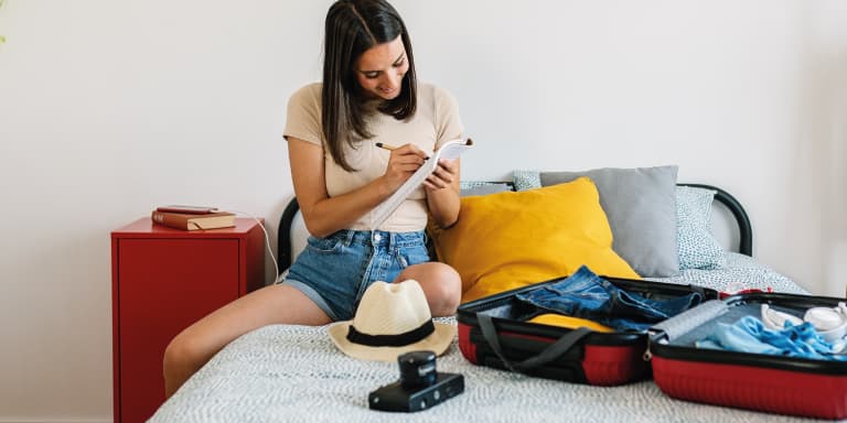 Um bom planeamento de férias vai fazer com que poupe tempo e dinheiro. Descubra a nossa checklist para umas férias baratas e 