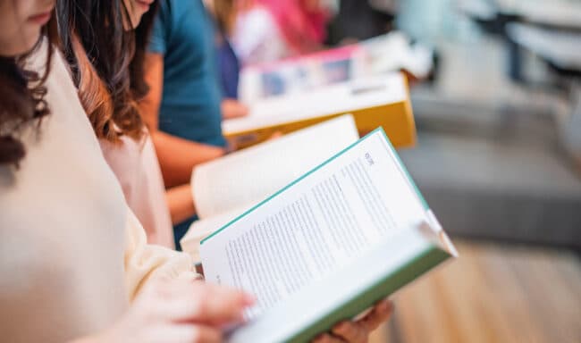 Ler mais sem gastar dinheiro? Conheça o programa Cheque-livro