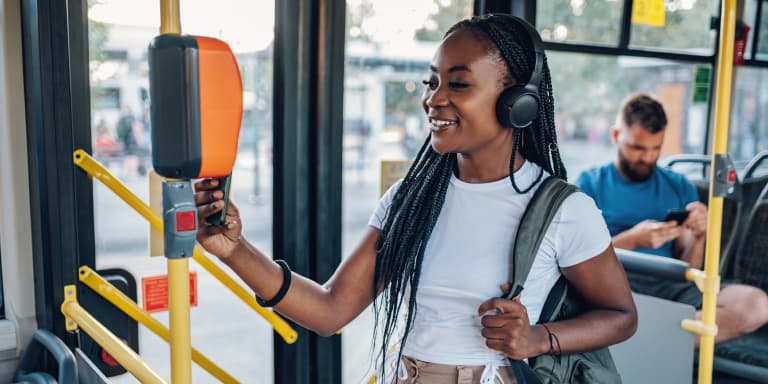 Saiba o que é e como funciona o sistema de bilhete único nos transportes públicos.
