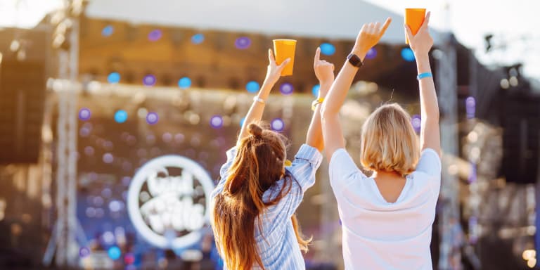 Está a pensar ir a alguns festivais de verão? Descubra as nossas dicas para poupar sem comprometer o orçamento nem a diversão