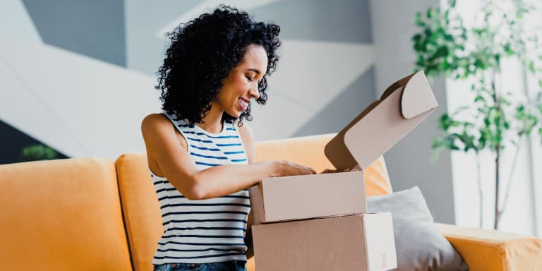 Com o fim da isenção das taxas aduaneiras, as compras online fora da UE ficam mais caras. Saiba quanto se paga e quais as nov
