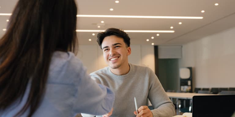 Quer entrar no mercado de trabalho, mas não sabe por onde começar? Veja tudo o que precisa para encontrar o primeiro emprego.