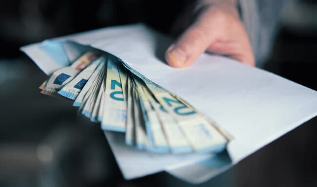 Receber salário por fora: vantagem ou risco para o futuro?