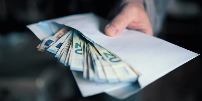 Receber parte do salário por fora é legal? Conheça todos os riscos e os prejuízos que esta aparente vantagem pode trazer.
