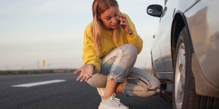 A assistência em viagem pode ajudá-lo em caso de pneu furado. Saiba quando o seguro cobre esta situação e como funciona este 