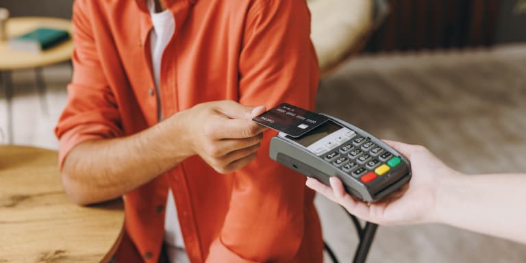 Quer poupar todos os dias de forma automática e juntar centenas de euros? Conheça a regra do arredondamento e veja como pode 