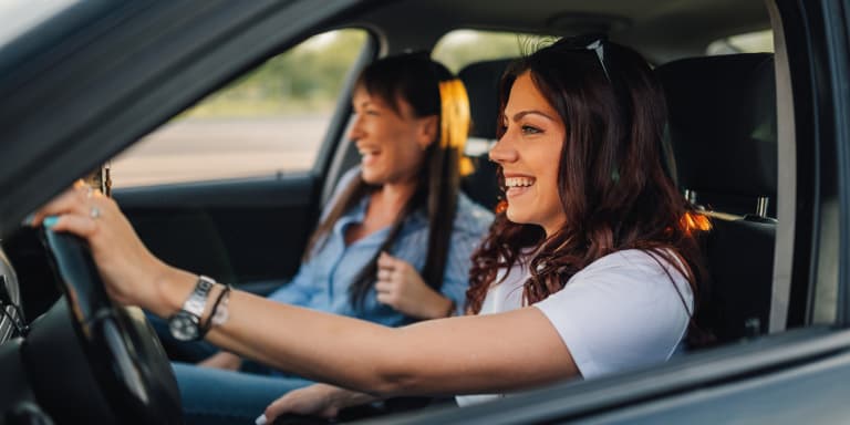 Quer ser tutor de condução? Saiba quais são os requisitos, as regras a cumprir e o seguro necessário para acompanhar um apren