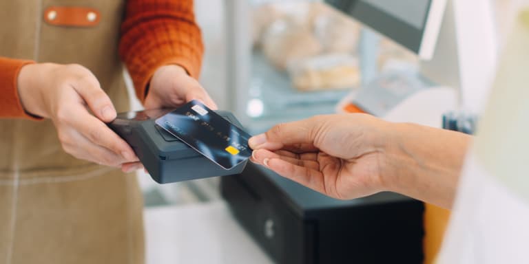Pagar com um cartão contactless é seguro. No entanto, há alguns cuidados que deve ter para evitar utilizações indevidas por t