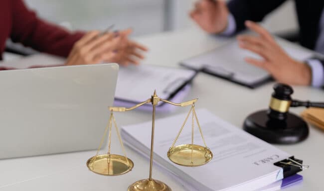 Advogado sem pagar? Descubra se tem direito a proteção jurídica