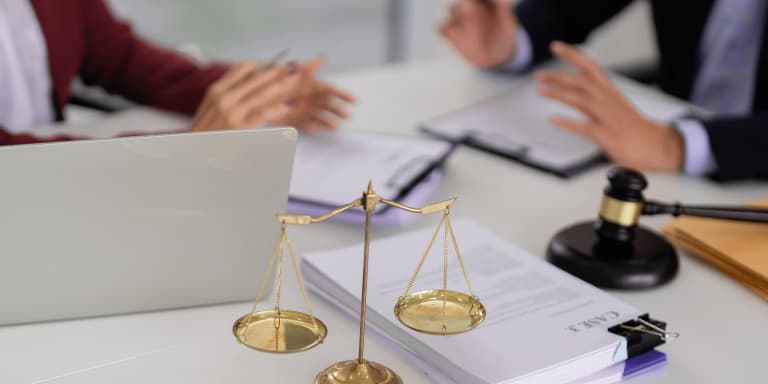 Precisa de consultar um advogado ou resolver um problema legal, mas não pode pagar? Saiba se tem direito à proteção jurídica.