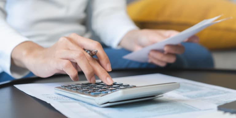 Com o ano fiscal a chegar ao fim, ainda pode aproveitar deduções à coleta para pagar menos IRS em 2027. Saiba o que tem a faz