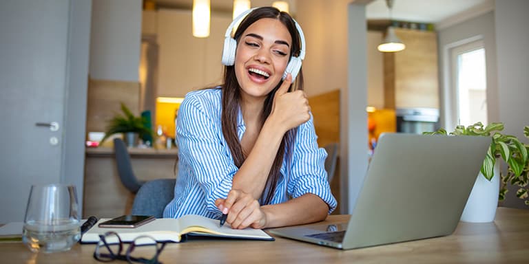 Conheça as plataformas que lhe dão acesso gratuito a cursos de algumas das melhores universidades do mundo.
