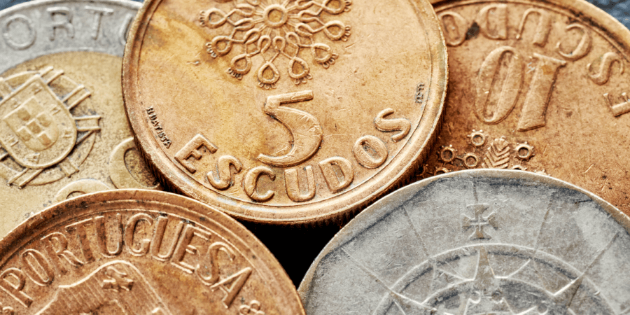 Tem esquecidas em casa antigas moedas de escudo? Descubra como calcular o valor de cada moeda e decida se compensa vendê-las.