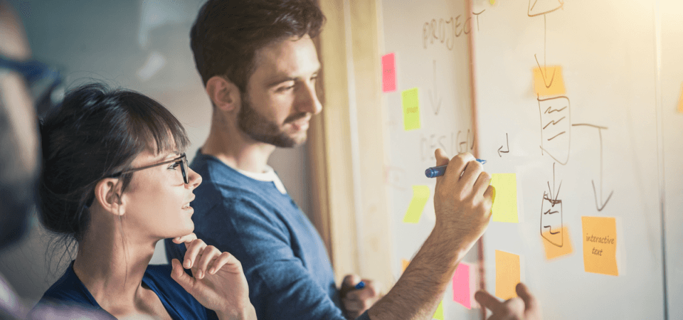 Os cursos de aprendizagem dirigidos a jovens privilegiam a sua inserção no mercado de trabalho e permitem o prosseguimento