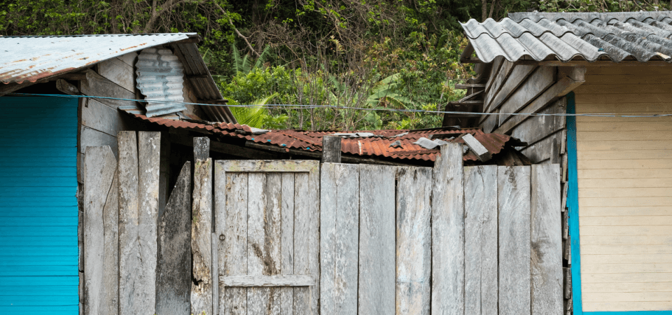 Existe um programa do Estado que pretende ajudar a resolver situações de grave carência habitacional de famílias residentes n