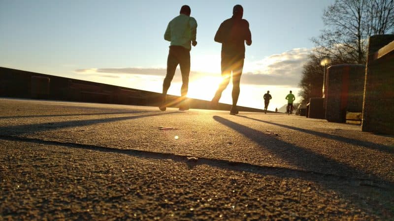 Quanto falta motivação para o exercício físico, fazer treinos em grupo e ao ar livre pode ser a solução para conseguir exerci
