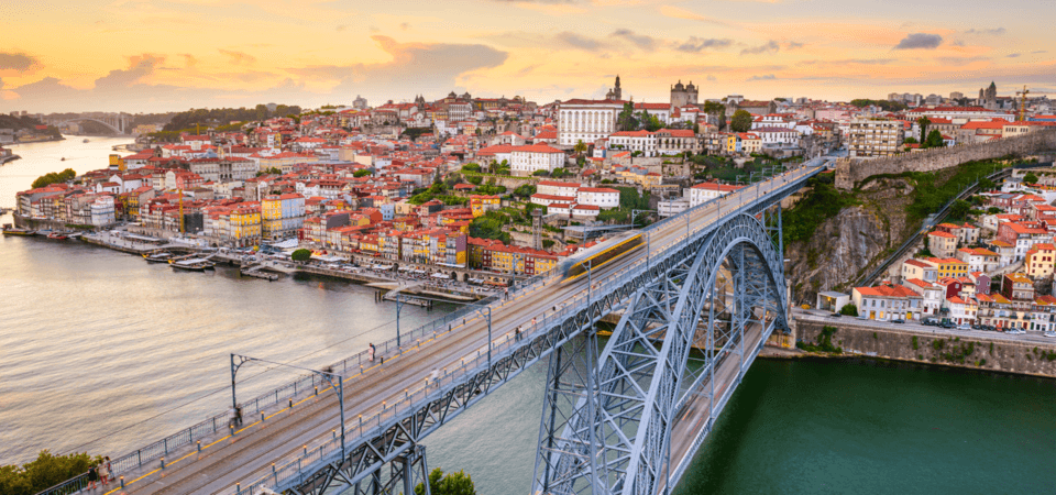 Esqueça as moedas e os cartões. Há uma nova aplicação que vem simplificar a vida a quem utiliza os transportes públicos da ci