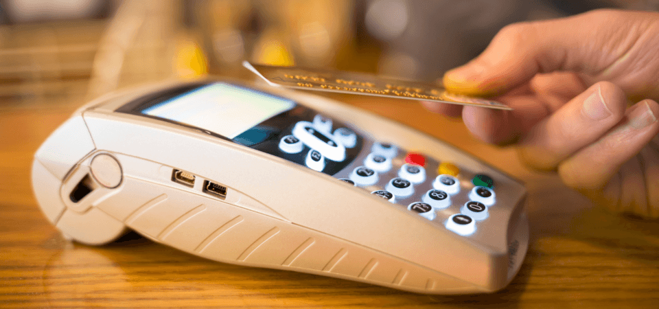 Sabia que há limites às transações em cartões com a tecnologia contactless e que é normal que, por vezes, tenha de inserir o