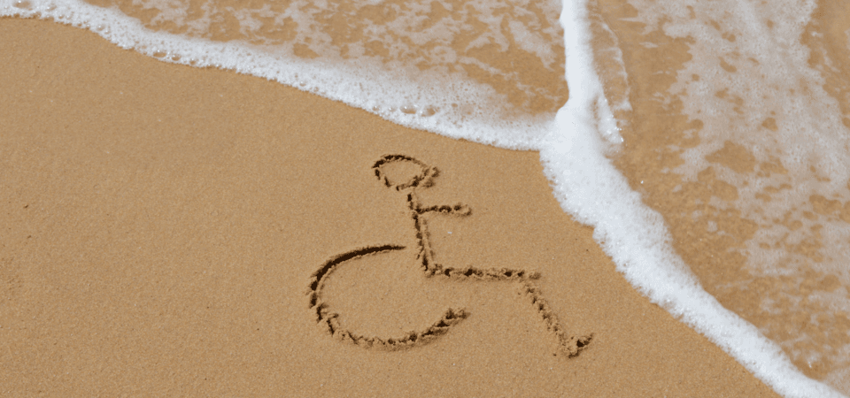 Existem em Portugal 9 praias que têm uma cadeira especial para crianças com deficiência. A cadeira permite à criança passear