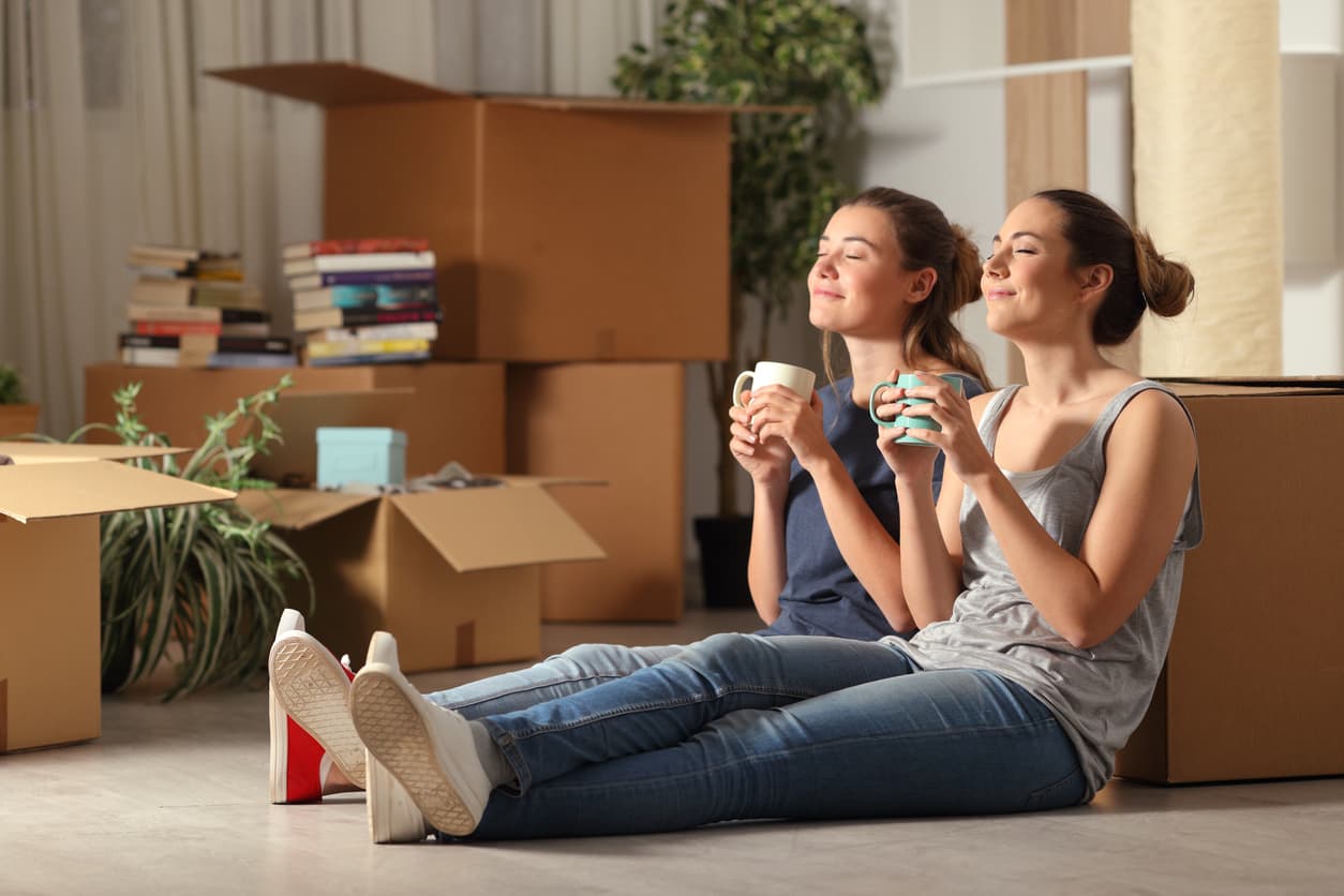 Há vantagens e desvantagens em comprar uma casa a meias com amigos. Pense bem antes de assinar qualquer papel.