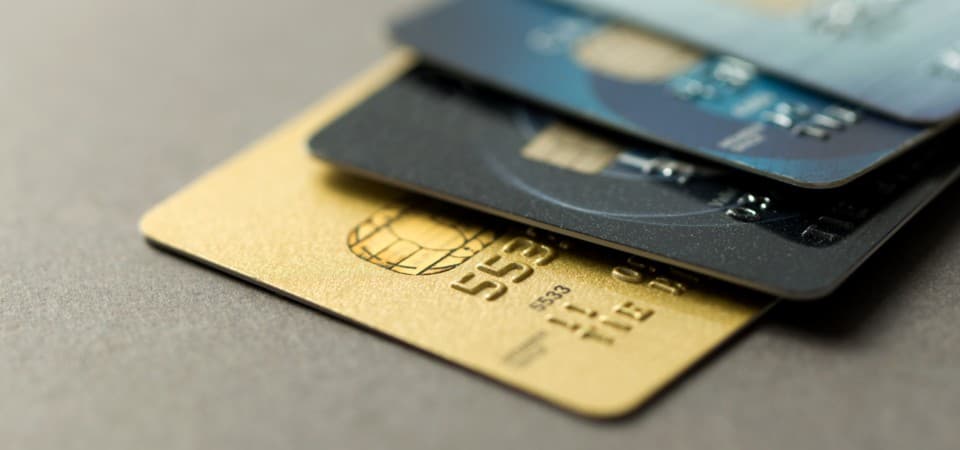 Os clientes que fecham uma conta bancária têm direito a reaver uma parte da anuidade dos cartões.