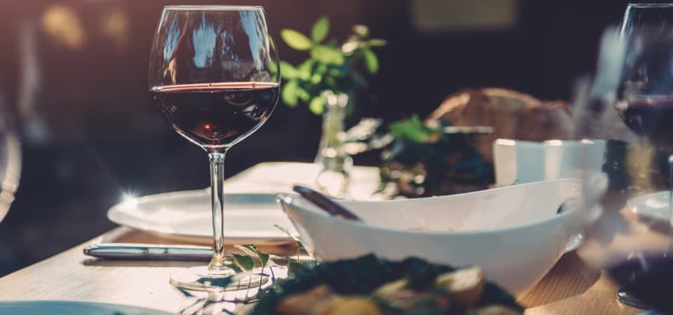 Há restaurantes que são verdadeiras relíquias. Come-se bem e paga-se pouco, em troca de uma experiência autêntica.