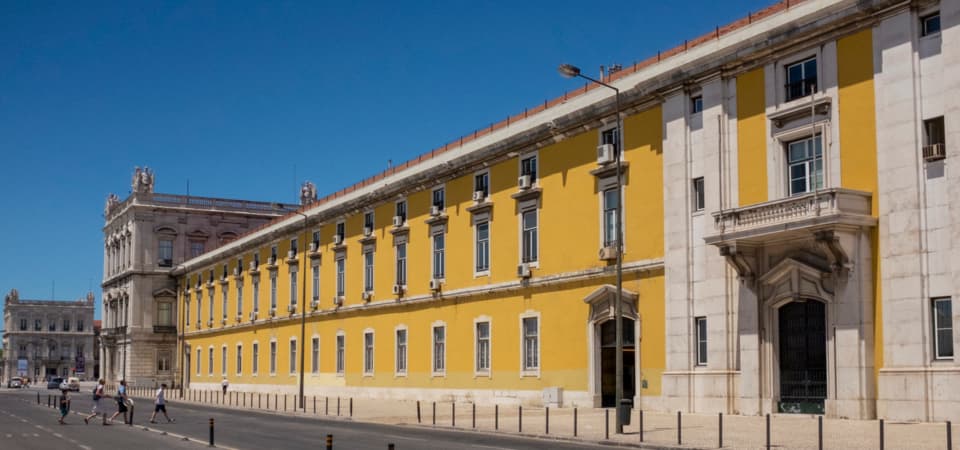 Os impostos desempenham um papel crucial no financiamento de serviços públicos essenciais, como saúde, educação, segurança e