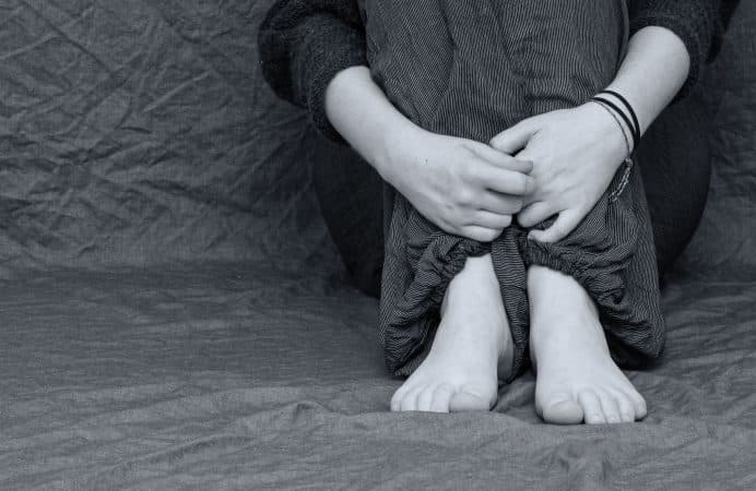Todos já fomos alvo de gozo ou gozámos com alguém na escola. Atributos físicos, óculos, aparelho nos dentes, timidez, borbulh