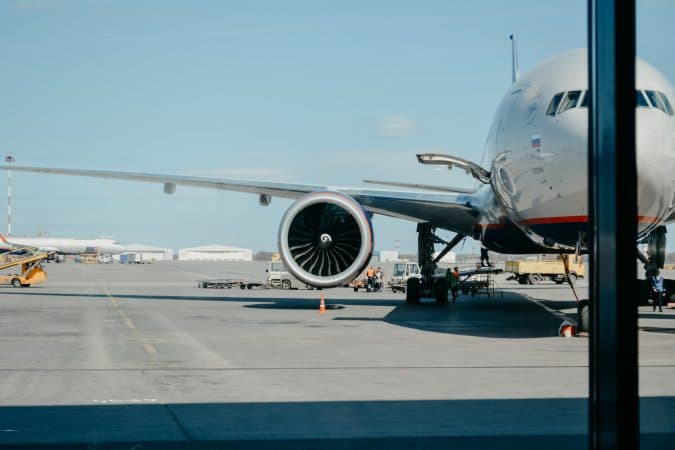 Sabia que aqueles 5 ou 10 minutos com os quatro piscas do carro ligados, quando vai buscar ou largar alguém ao aeroporto, pod