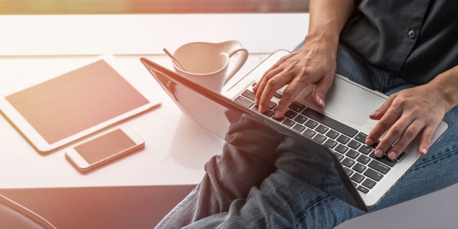 Saiba como agendar o envio de um e-mail para o dia e hora que pretende.
