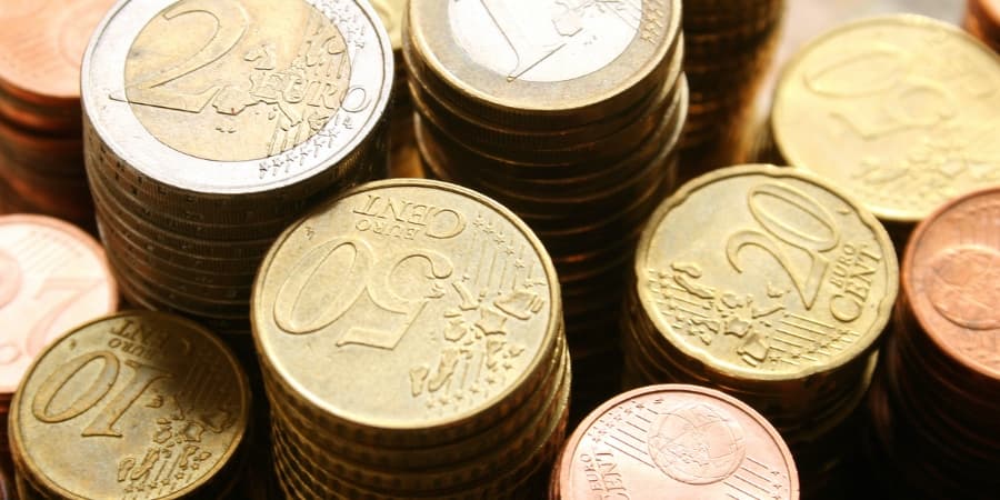 Os bancos continuam a cobrar pela troca de moedas ao balcão, apesar de ser uma prática desaconselhada. Saiba onde deve ir par