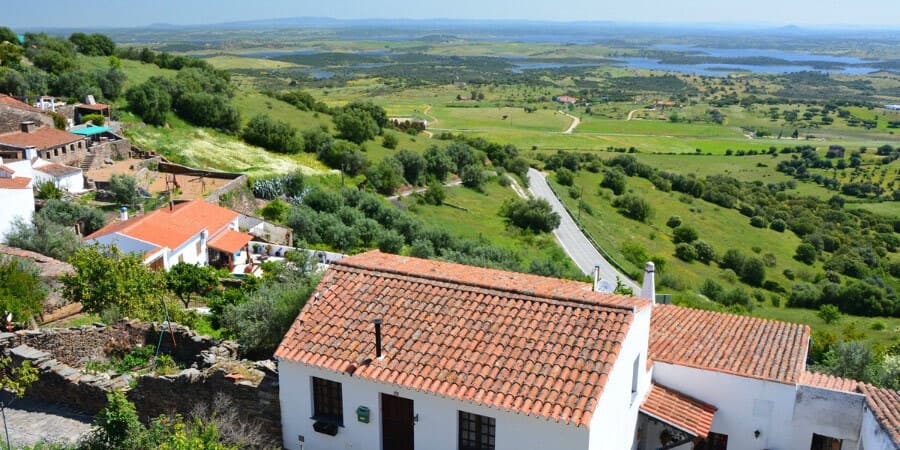 Há ajudas financeiras para os funcionários públicos que queiram viver e trabalhar no interior do país. Para o privado, os apo