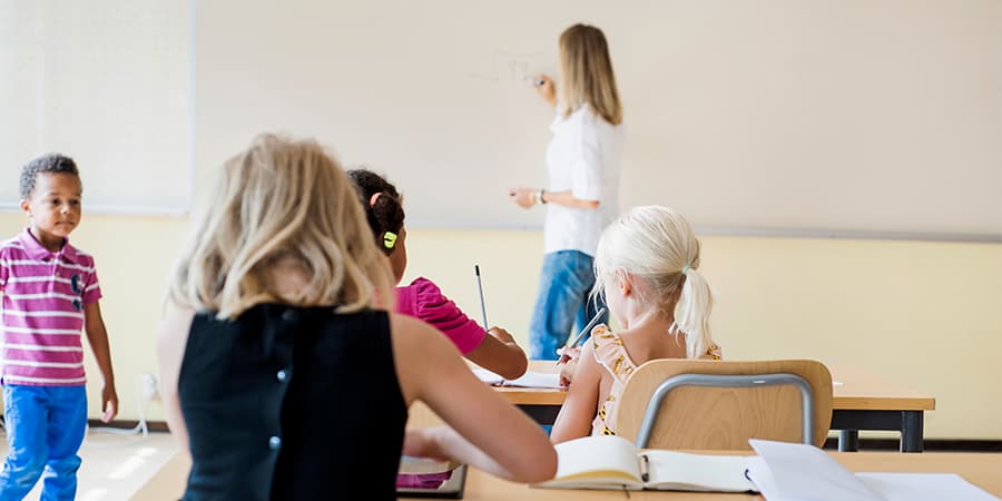 O Estado português prevê uma série de apoios para quem tem filhos a frequentar o ensino público. Descubra aqui a que tem dire