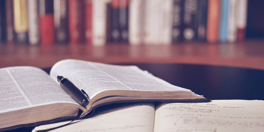 Não há receitas mágicas para enriquecer, mas há dicas que vale a pena conhecer. Descubra 4 livros que podem ajudar a melhorar