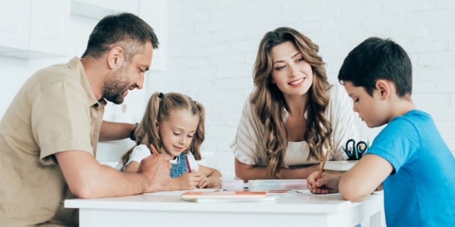 De volta ao teletrabalho obrigatório, para conter os casos de Covid-19, os pais que tiverem de ficar com os filhos, entre 25