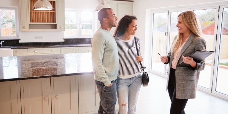 Quem vive no estrangeiro e pretende comprar casa em Portugal tem à sua disposição créditos à habitação específicos para emigr