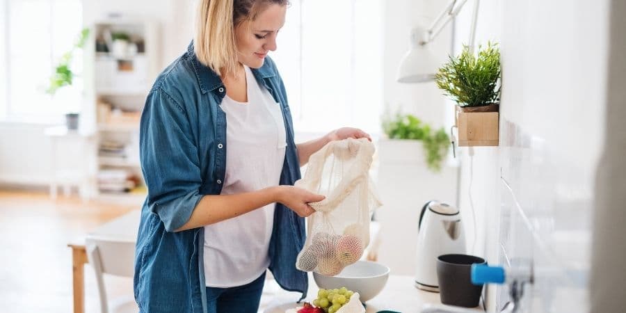 Apostar na sustentabilidade traz vantagens para o planeta, para a saúde e ajuda a poupar em casa. Descubra como ter um estilo