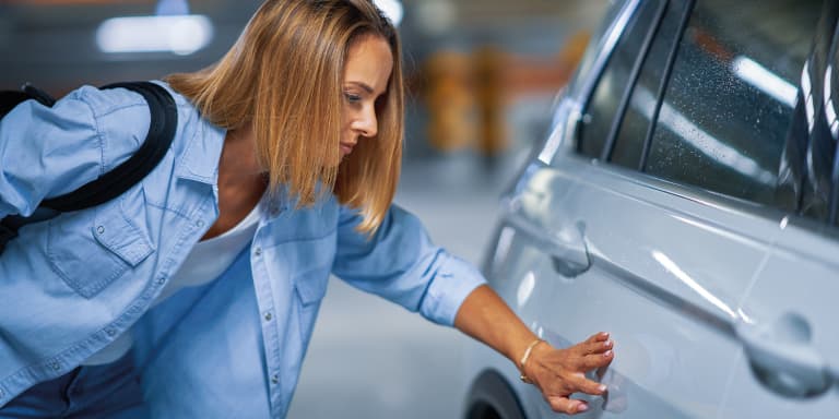 Encontrou o seu carro batido no parque de estacionamento? Saiba o que deve fazer para garantir o pagamento dos estragos.