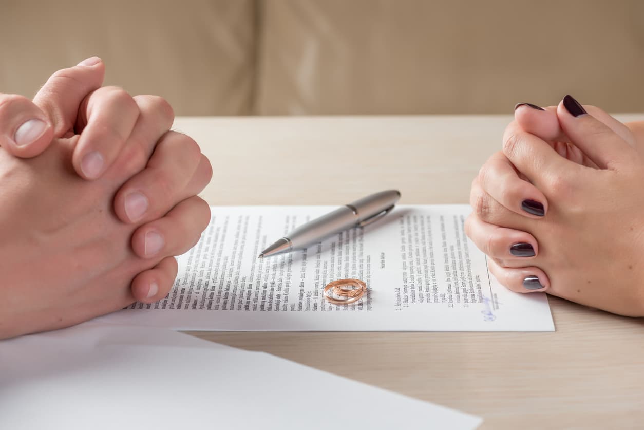O divórcio sem consentimento acontece quando um dos membros do casal não aceita o fim do casamento e não consegue chegar a ac